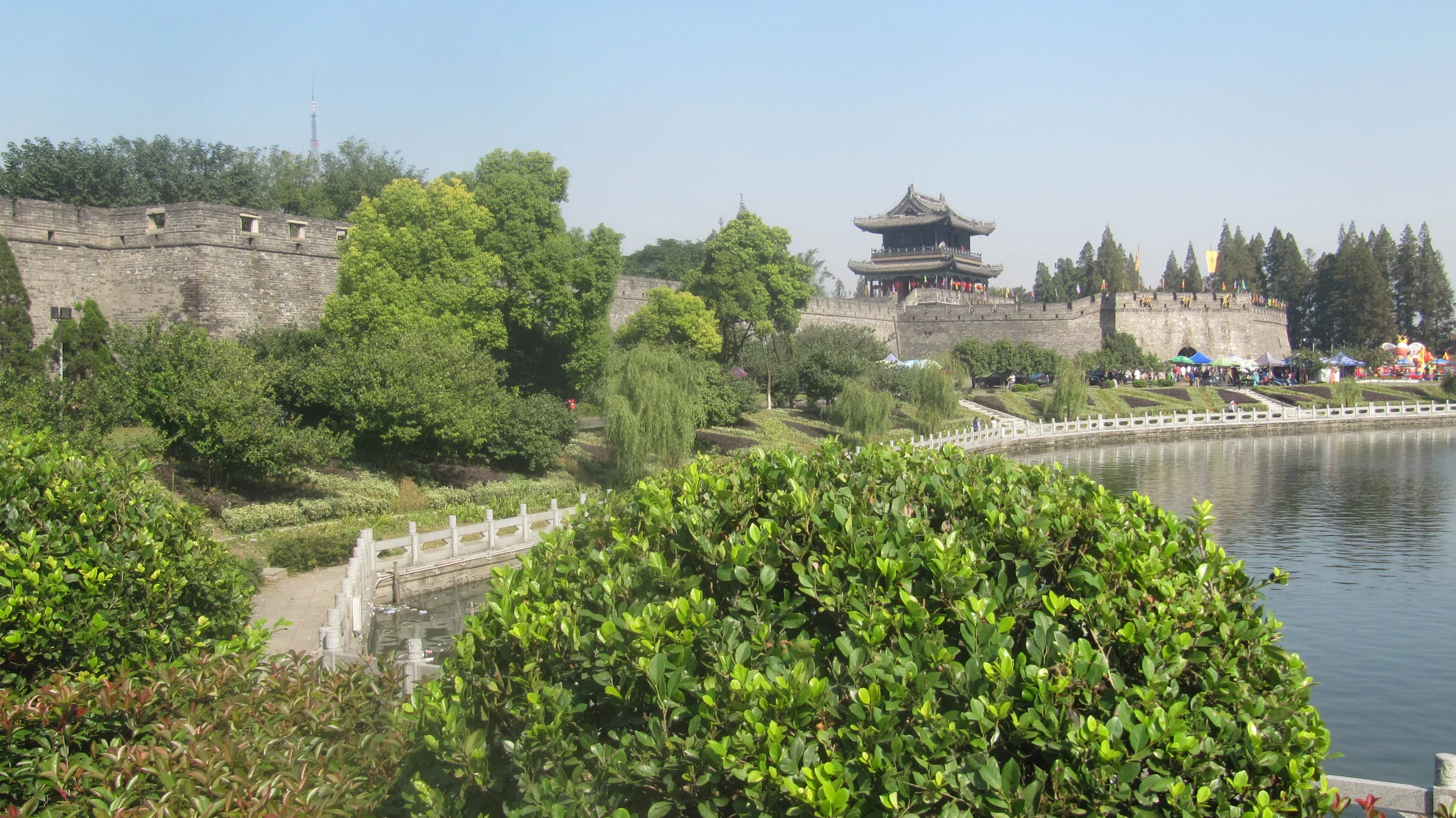 荆州古城东侧城墙与护城河,摄影 Popolon